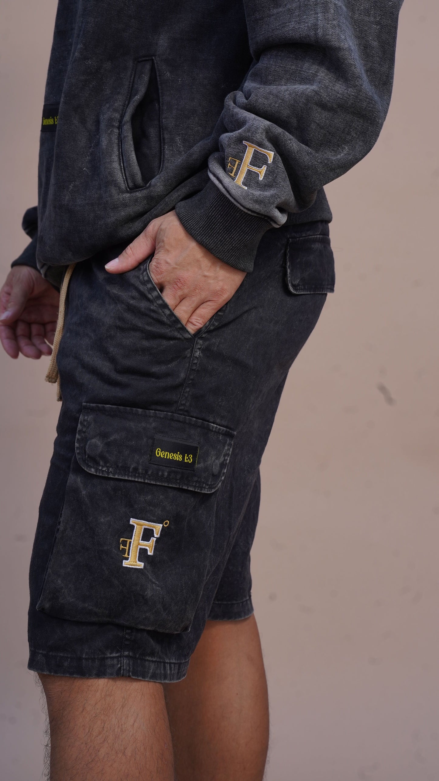 The Light Cargo Shorts - Acid Wash black